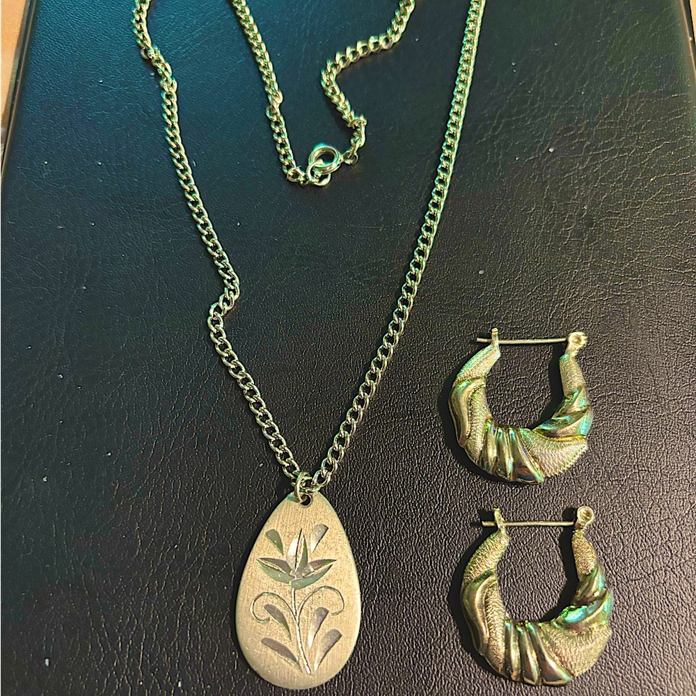 Elegant Gold Necklace and Earring Set